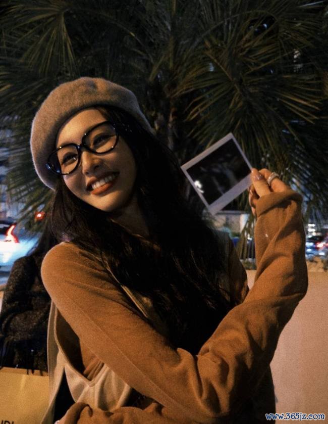 唐嫣晒街头夜游随拍 戴贝雷帽和黑框眼镜文艺王人备
