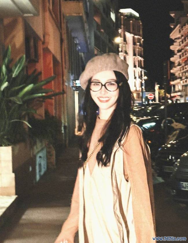 唐嫣晒街头夜游随拍 戴贝雷帽和黑框眼镜文艺王人备