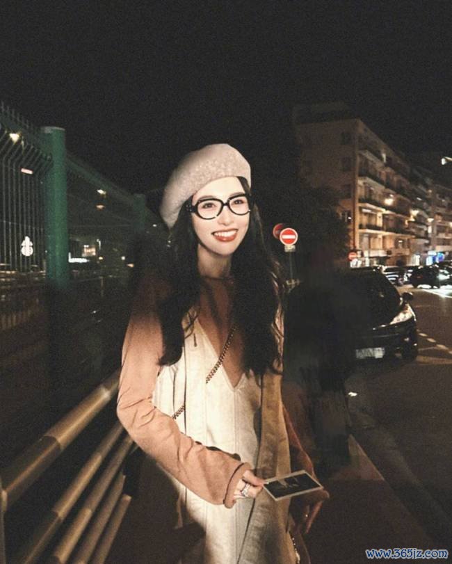 唐嫣晒街头夜游随拍 戴贝雷帽和黑框眼镜文艺王人备